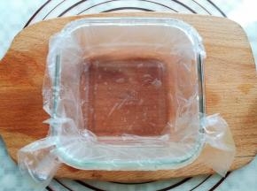 在方形玻璃碗里里垫上一层保鲜膜（圆的玻璃碗同样步骤）