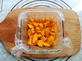 先把芒果肉倒到方形的玻璃碗里