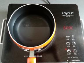 小奶锅里放入520克的水