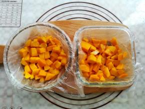 2个玻璃碗里都装上适量的芒果肉