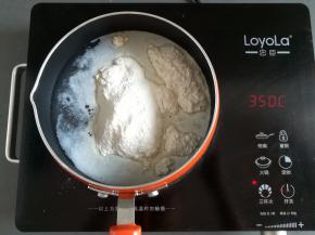 把椰奶冻粉放入奶锅里，并调到中火