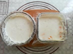 把椰奶冻液倒进玻璃容器里，放凉后转冰箱冷藏，味道更好