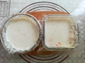 把椰奶冻液倒进玻璃容器里，放凉后转冰箱冷藏，味道更好