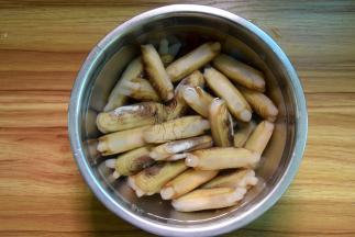蛏子清洗之后，在淡盐水中再浸泡1小时