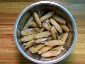 蛏子清洗之后，在淡盐水中再浸泡1小时