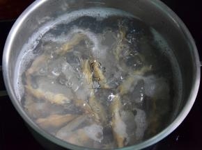 蛏子入锅，添加没过的水, 大火煮开壳