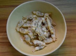 剥壳取肉，并撕去蛏肉外沿的黑线；用沉淀过滤后原汤清洗下蛏肉，捞出沥干