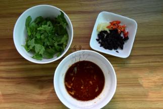 大蒜拍扁后剁碎，加酱油、醋和兑成味汁；香菜切段，豆豉切碎辣椒姜备好