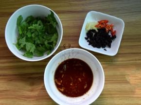 大蒜拍扁后剁碎，加酱油、醋和兑成味汁；香菜切段，豆豉切碎辣椒姜备好