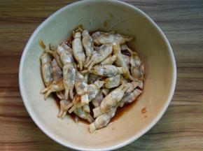 将味汁浇在蛏肉上拌匀