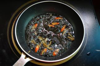 起油锅，爆香姜丝、辣椒和豆豉