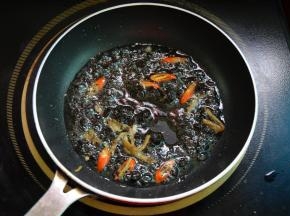 起油锅，爆香姜丝、辣椒和豆豉