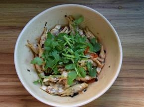 倒在拌好的蛏肉上, 撒上香菜段，拌匀即可