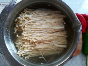 金针菇洗干净撕碎