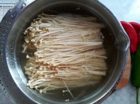 金针菇洗干净撕碎