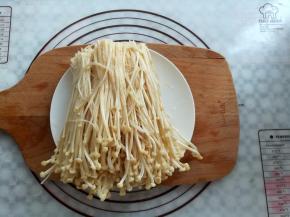 金针菇挤掉水份