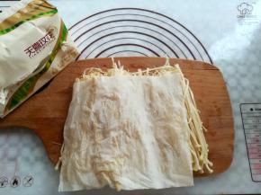 用纸巾把水份再吸干一点