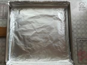 用锡纸包住烤盘的底部，锡纸尽量的大一点