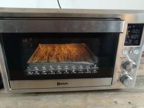 放入烤箱底层，上火150度，下火160度烤10分钟，烤的过程中可以去准备酱料