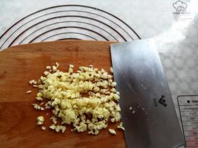 蒜米切成小颗粒