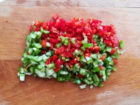 青椒，红椒分别切碎