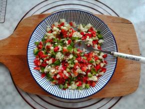 把蒜米，青椒，红椒混合均匀