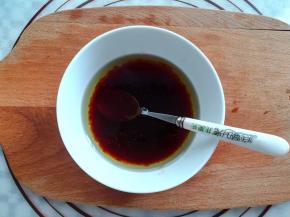 生抽，蚝油，玉米油放入小碗里混合均匀