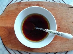 生抽，蚝油，玉米油放入小碗里混合均匀