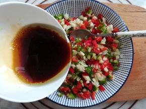把调味汁倒入辣椒里