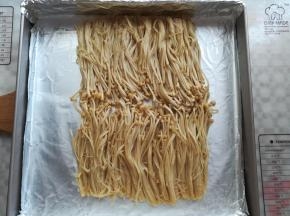 金针菇烤熟后取出倒掉多余的汁水