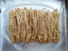 把金针菇重新放在烤盘的中间位置