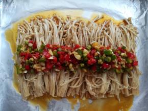 把腌制好的调味料撒在金针菇上面