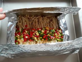 像折口袋那样把金针菇包起来