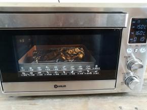 烤盘放入烤箱底层，上火150度，下火160度烤10分钟