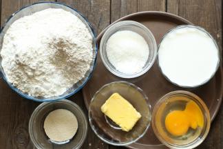 以上配方适用于学厨金色不沾法棍面包模具一份的用量。
准备好所以食材，夏天牛奶最好是冷藏的