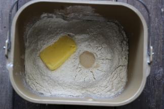 .液体放面包桶底层，倒入面粉等食材，黄油了先放入一半的用量。