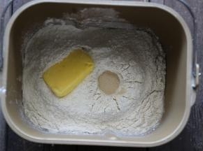 .液体放面包桶底层，倒入面粉等食材，黄油了先放入一半的用量。