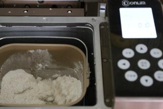 启动东菱面包机10分钟再放入另一半黄油，再次启动10分钟。