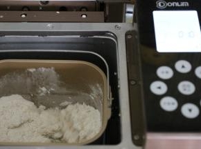 启动东菱面包机10分钟再放入另一半黄油，再次启动10分钟。