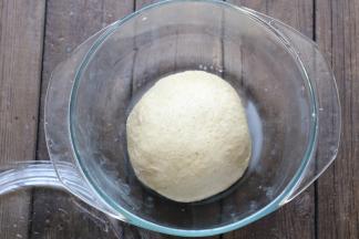 取出排气放入容器室温自然发酵20-25分钟左右。最近天气比较热38度左右，发酵时间会短一些