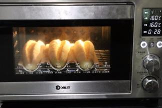 上下火160度预热2分钟，底层烤制30分钟。