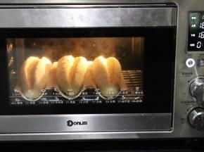 上下火160度预热2分钟，底层烤制30分钟。