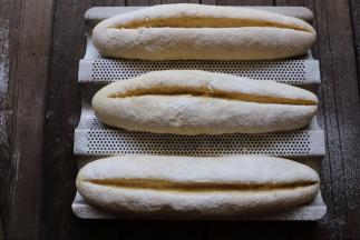 撒上少许干面粉，用锋利的刀片划出一道口子。