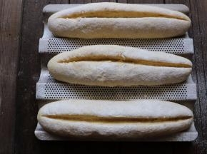 撒上少许干面粉，用锋利的刀片划出一道口子。