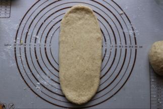 .擀至模具般长度的长舌状。