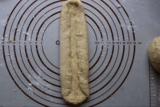 .两边向内把边贴合压紧