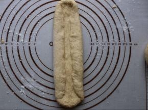 .两边向内把边贴合压紧