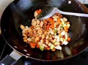 出锅前放入腰果炒均匀即可装盘。