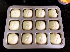 生胚表面刷一层蛋液，撒杏仁片。