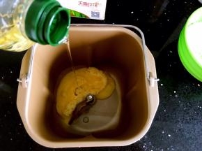 除豆沙外，所有面团材料放入面包机桶，先放液体，水、蛋液（预留一点点）、加拿大芥花油。然后左角放盐，右角放糖。